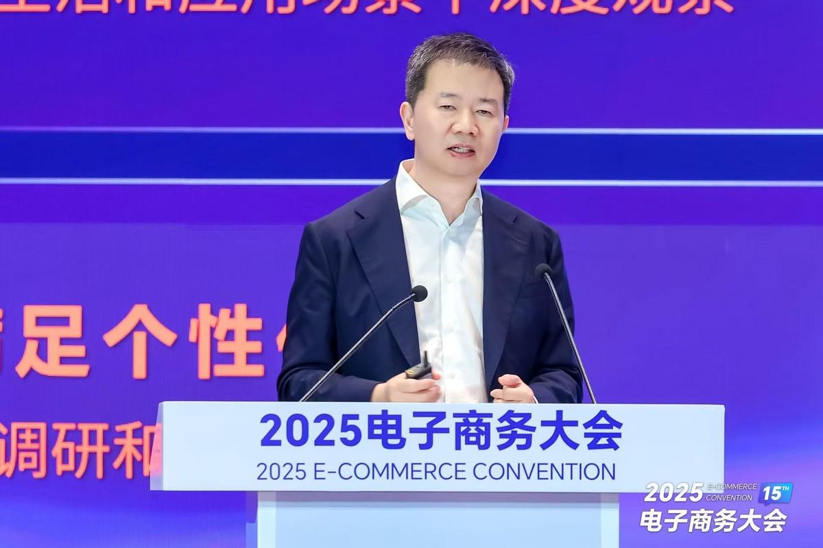 曾任亚马逊中国副总裁这一职务的邱胜，同时也是亚马逊全球开店亚太区市场及合作拓展负责人，此为其一，他在该领域有着独特贡献，此为其二，其工作成果显著，此为其三。句号