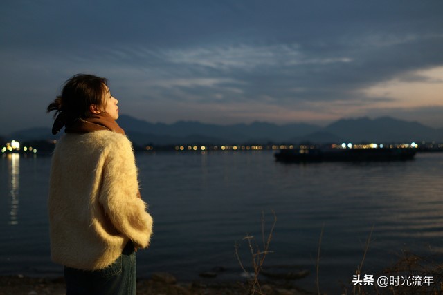 两性交往肢体触碰顺序_建立亲密感渐进过程_现代社交礼仪指南