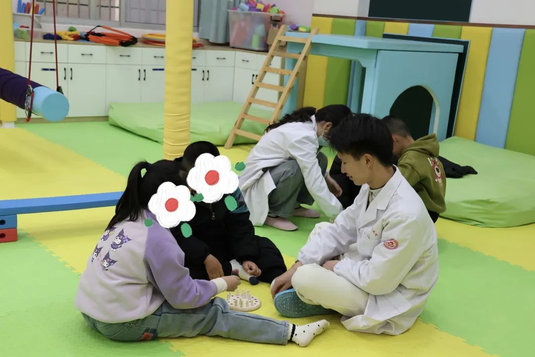 锻炼幼儿社交能力的游戏_儿童社交与团队能力培训游戏_培训社交儿童团队能力游戏方案
