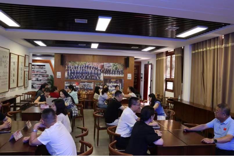 龙山县第一芙蓉学校与修业学校开展交流座谈会。单位供图