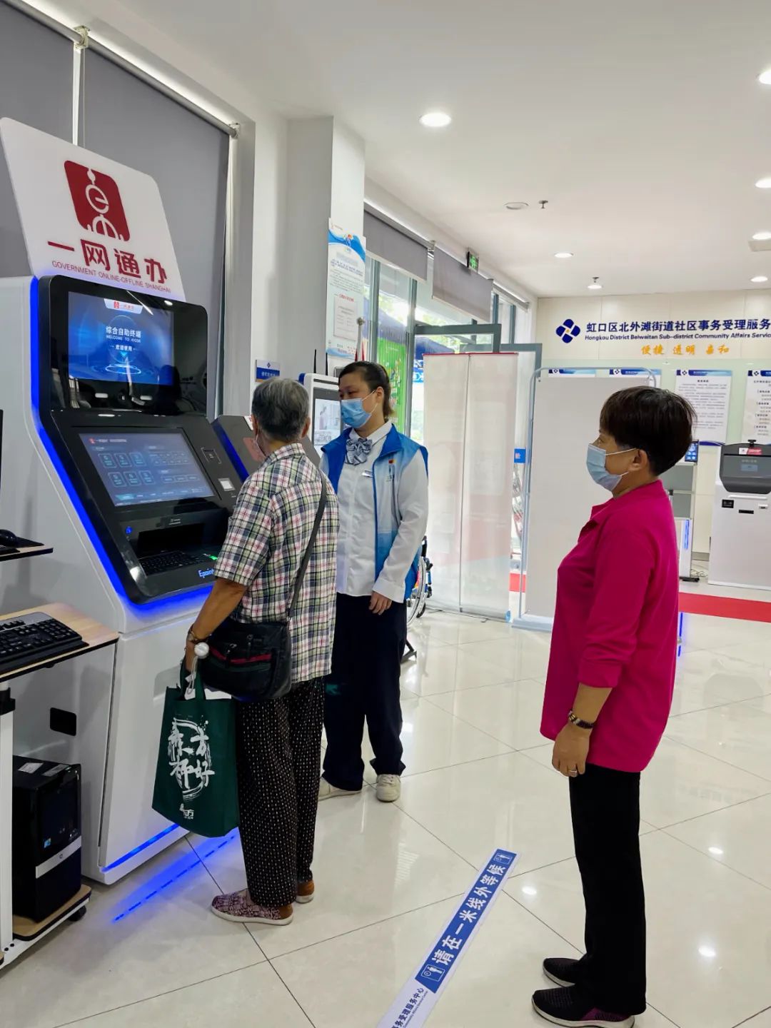 社交距离一米线 防疫保持距离 上海市民习惯_社交距离 亲密距离_公共场所保持一米线 社交距离防疫措施 上海案例