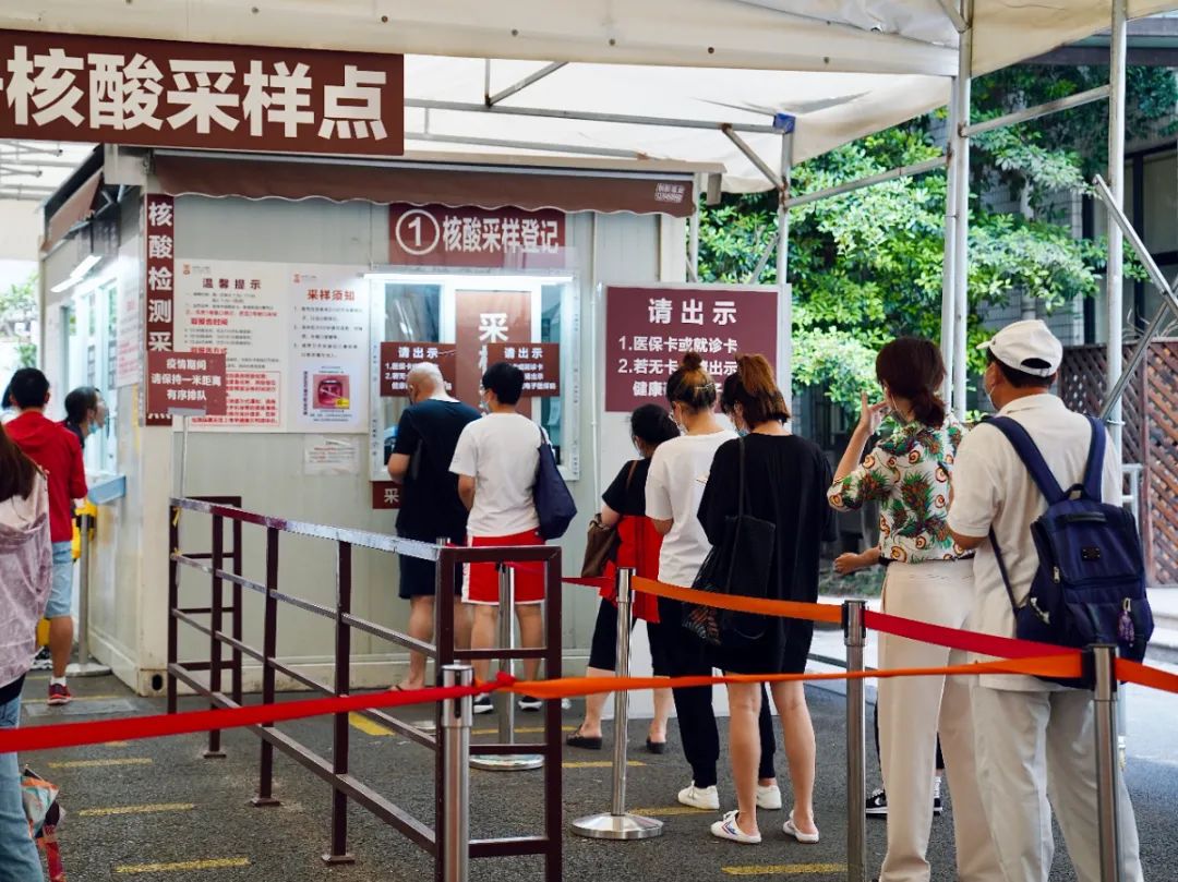 公共场所保持一米线 社交距离防疫措施 上海案例_社交距离一米线 防疫保持距离 上海市民习惯_社交距离 亲密距离