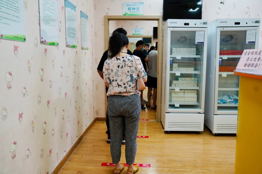 社交距离 亲密距离_公共场所保持一米线 社交距离防疫措施 上海案例_社交距离一米线 防疫保持距离 上海市民习惯