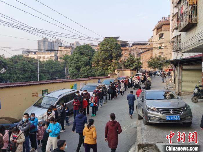 图为南宁虎邱村民众排队做核酸检测。　蒋雪林 摄