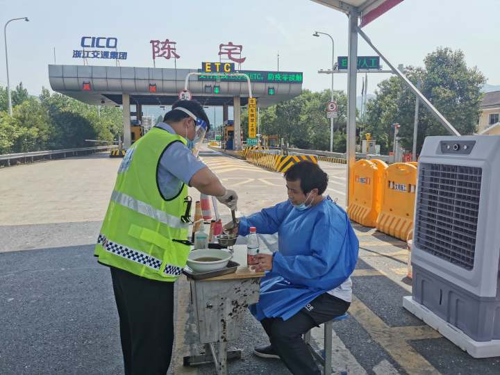 谁说工作不能是一种浪漫？高速收费员夫妻各自坚守，为对方送出最好的七夕礼物