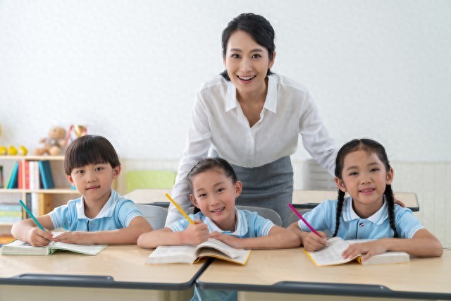在校园收获知识的学者