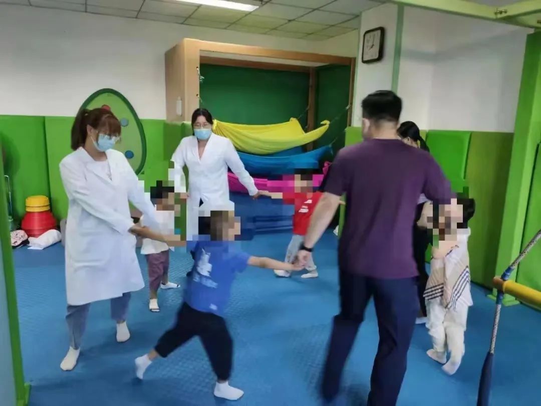 自闭症儿童社交游戏_自闭儿童社交游戏训练个案_自闭症社交小游戏