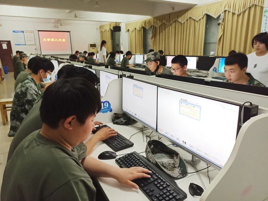 实务专题 游戏网站设计_网页设计游戏网站_专题实务网站设计游戏案例