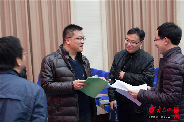 硝烟十足 模拟新闻发布会让学员过足瘾