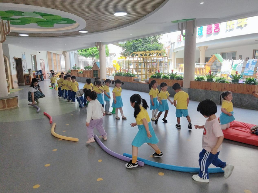 幼儿园运动月活动_幼儿园游戏专题总结_亲子运动项目策划