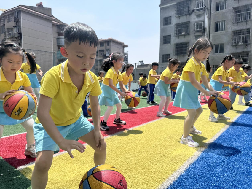 亲子运动项目策划_幼儿园运动月活动_幼儿园游戏专题总结