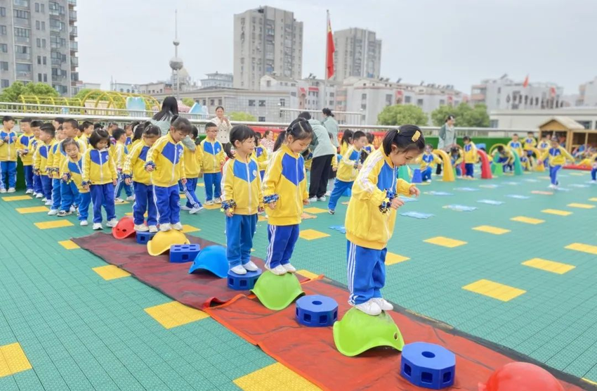 幼儿园运动月活动_亲子运动项目策划_幼儿园游戏专题总结