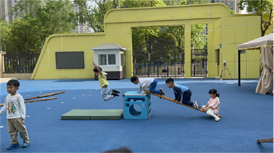 幼儿园游戏专题总结_幼儿自主探索游戏_安吉梯搭建游戏