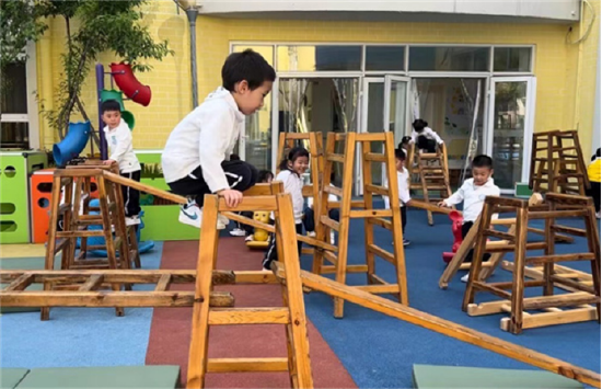 幼儿自主探索游戏_幼儿园游戏专题总结_安吉梯搭建游戏