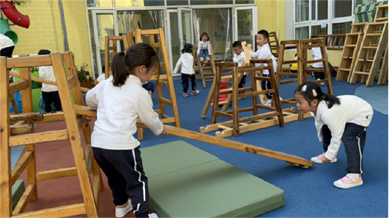 幼儿园游戏专题总结_安吉梯搭建游戏_幼儿自主探索游戏