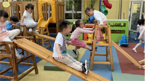 幼儿自主探索游戏_幼儿园游戏专题总结_安吉梯搭建游戏