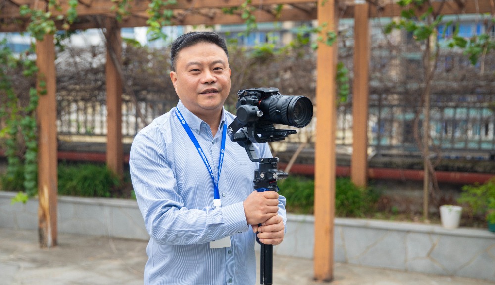 人物新闻稿模板_重庆优秀记者_重庆新闻工作者