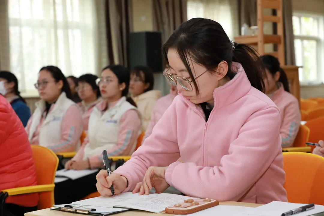 手指游戏特点价值作用_小班幼儿手指游戏教研专题小结_手指游戏组织与实施方法