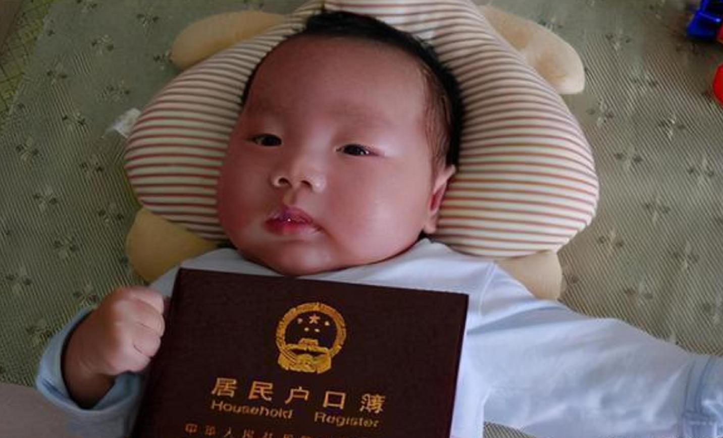 给宝宝起名“吴赖”，不料护士将名字打错，爷爷却笑了：不改了