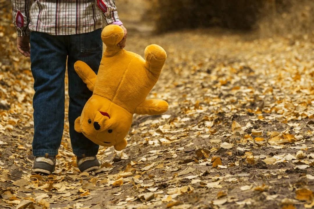 为什么家里一来人，你的孩子就会躲起来？揭秘孩子社交焦虑的原因