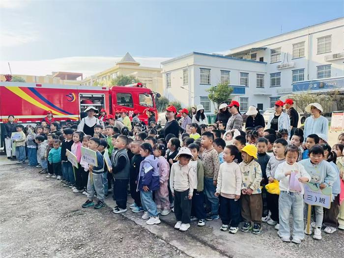 源潭镇中心幼儿园消防安全活动_幼儿园游戏专题总结_幼儿园消防安全教育周