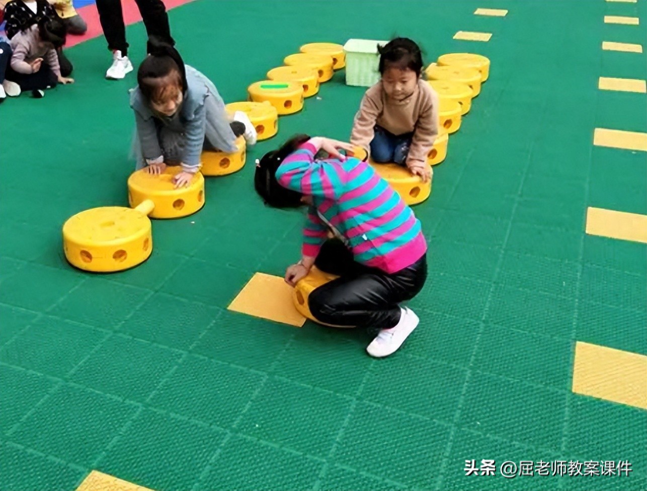 屈老师小班亲子游戏教案《小乌龟来运球》