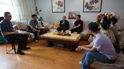 省文化馆党总支开展“情暖夕阳 传承初心”慰问离退休老干部主题党日活动