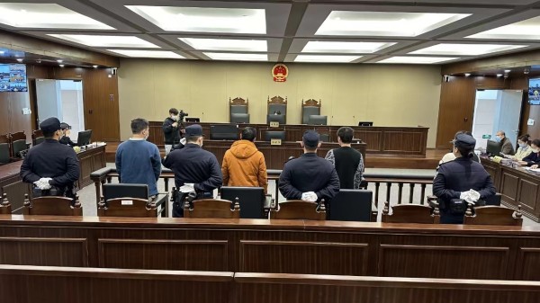 “桃色”贴纸的背后，是浪漫艳遇还是层层骗局？