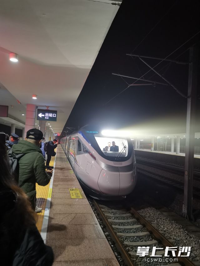 湖南CJ6动车组首发_长株潭城际铁路CJ6_株洲动力集中式动车组