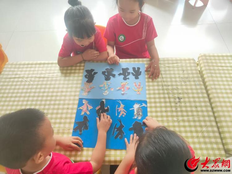 利津县盐窝镇中心幼儿园开展皮影游戏探索活动
