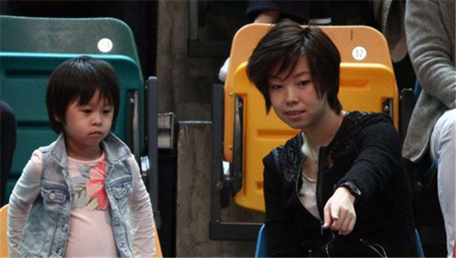 昔日中国女乒“大魔王”张怡宁巅峰期强到可怕，退役后近况如何？