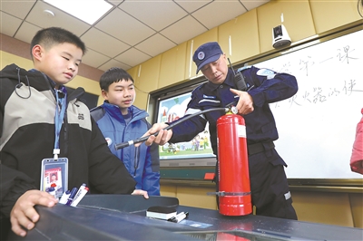  中小学春季学期开学活动 _开学校园消息新闻范文_