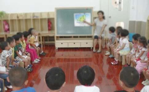 幼儿园小班体育游戏汽车开来了