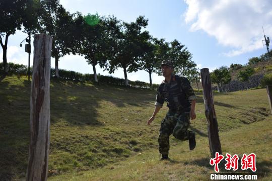 福建武警特战官兵开展山地拓展训练
