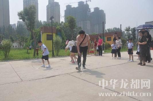 周口市文昌幼儿园亲子趣味运动会_大班民间游戏专题_摔泥巴游戏活动