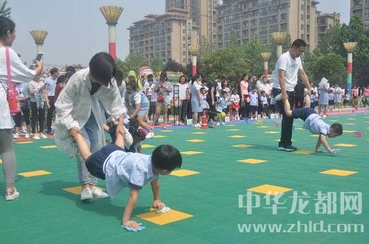 大班民间游戏专题_周口市文昌幼儿园亲子趣味运动会_摔泥巴游戏活动