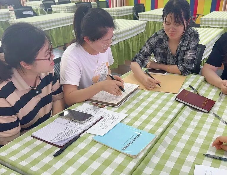 小班幼儿手指游戏教研专题小结_幼儿编织材料投放策略_编织馆游戏教研活动