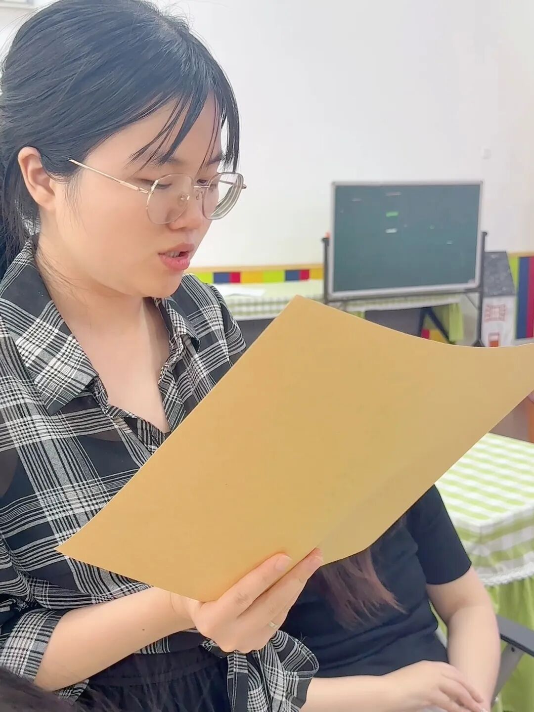 小班幼儿手指游戏教研专题小结_编织馆游戏教研活动_幼儿编织材料投放策略