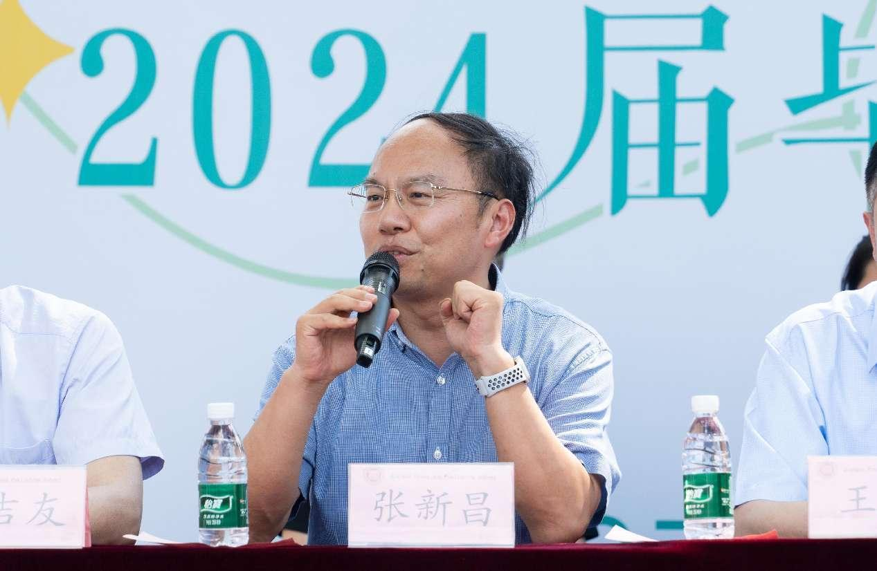 2024届毕业典礼_校优省优毕业生新闻稿模板_优秀毕业生表彰