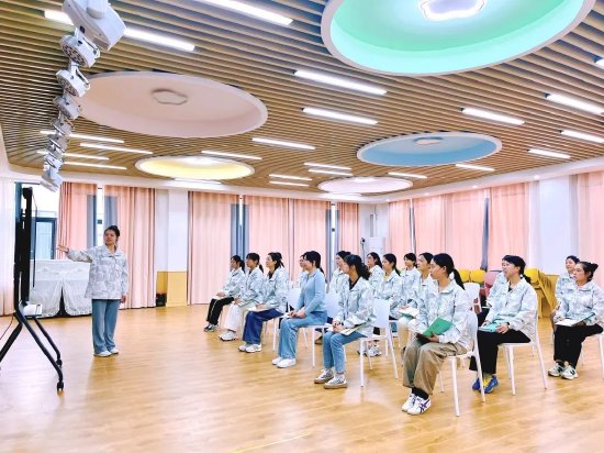 幼儿园区域游戏指导_小班游戏专题小结_幼儿园环境观摩教研活动