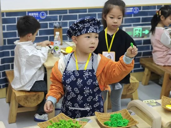 幼儿园区域游戏指导_小班游戏专题小结_幼儿园环境观摩教研活动
