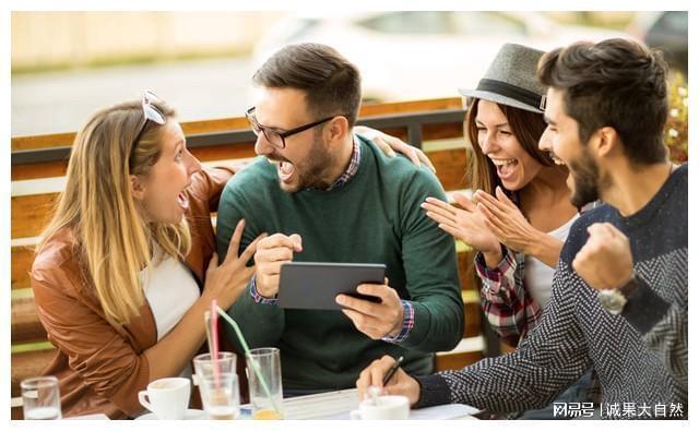 社交要读心理学:交际应酬与为人处世中的心理策略_背后夸人_懂得社会心理